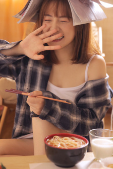 他突然掏出润滑液抹在我屁屁里
